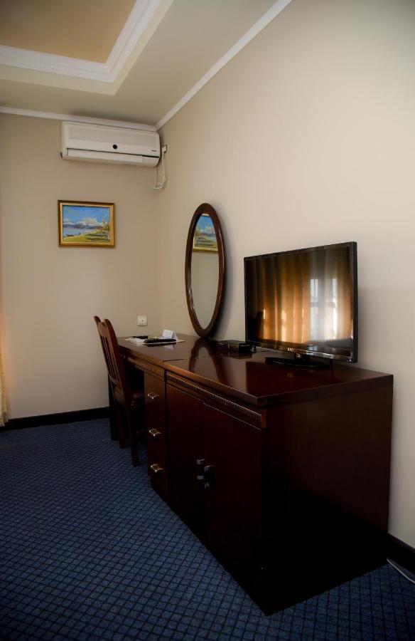 Imperial Hotel Ih Elbasan Bagian luar foto